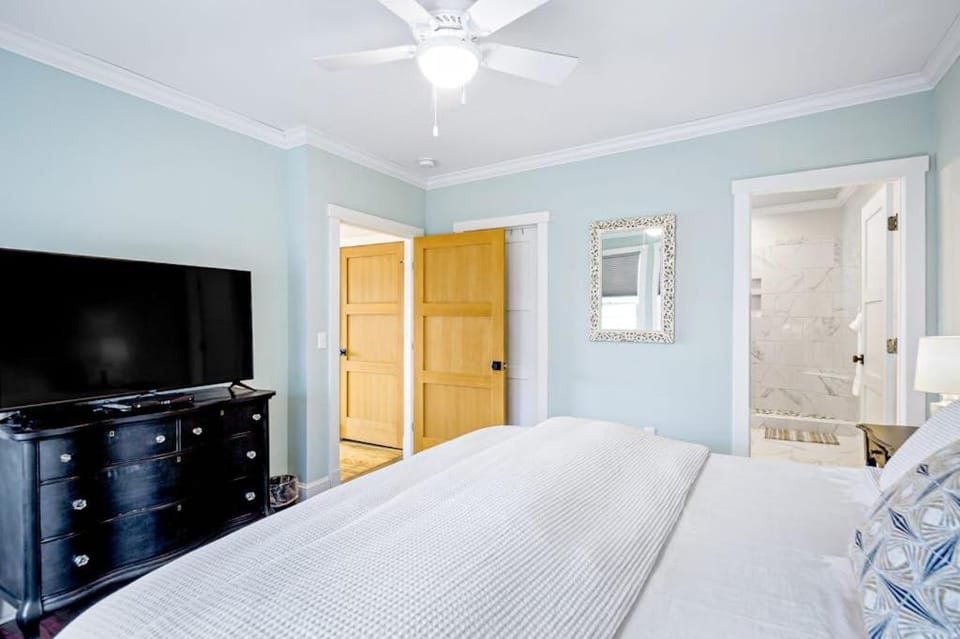 Bed, TV and multimedia, Bedroom
