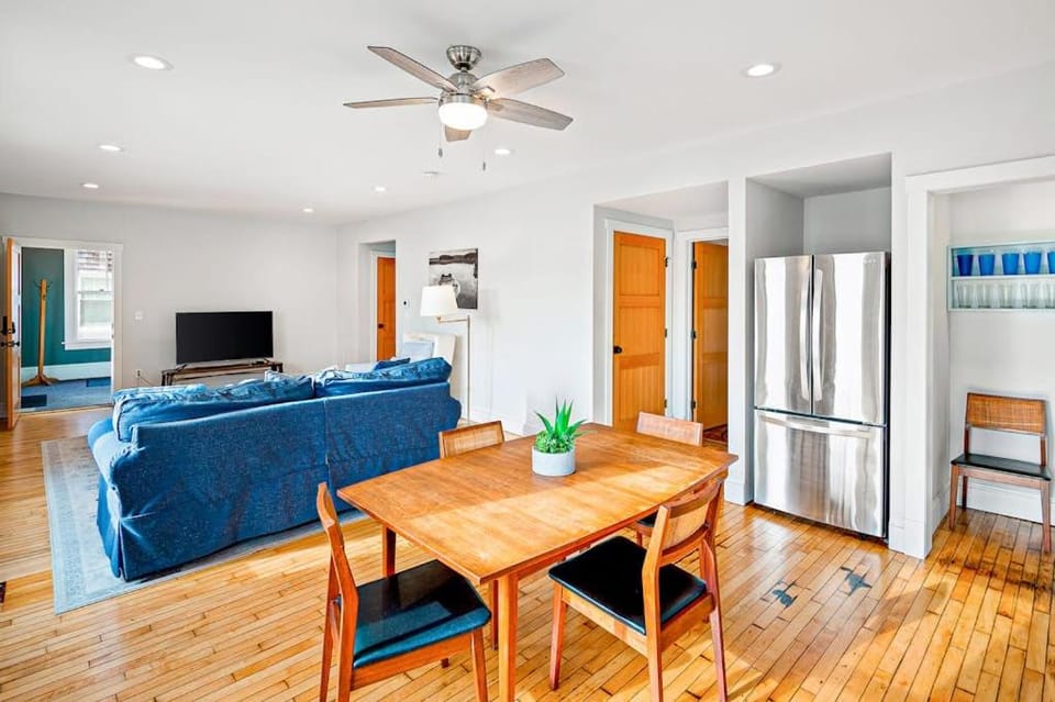 TV and multimedia, Living room, Seating area, Dining area