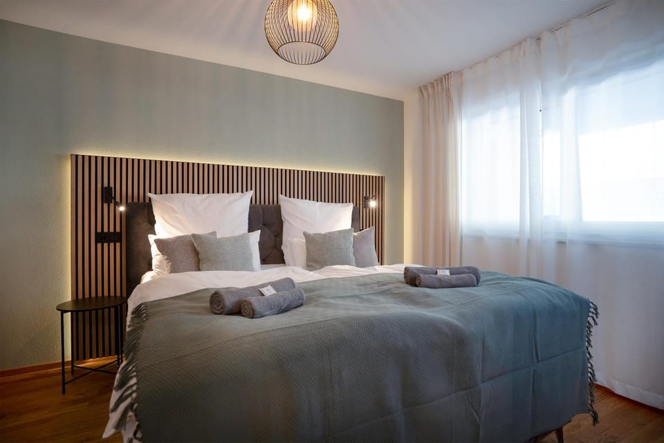 Bed, Photo of the whole room, Decorative detail, Decorative detail, Bedroom, towels