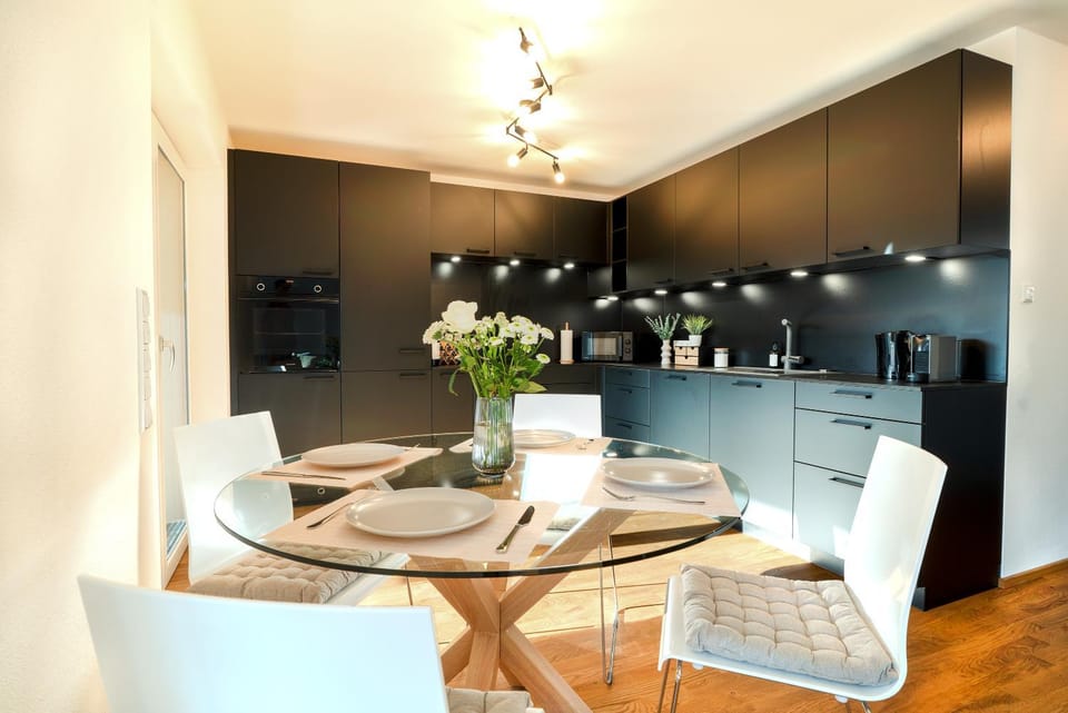Coffee/tea facilities, Kitchen or kitchenette, Living room, Seating area, Dining area, oven, stove