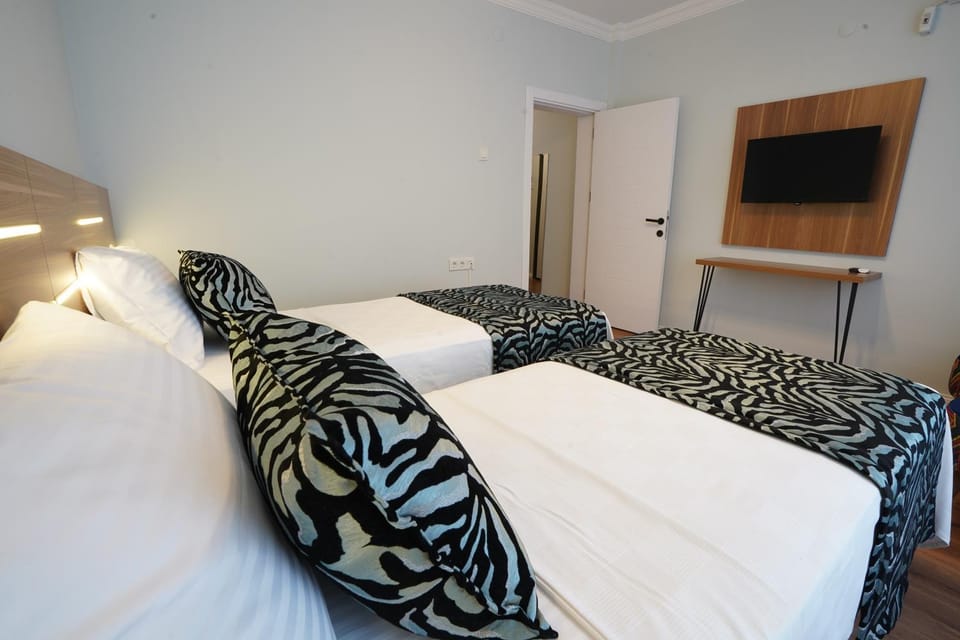 Bed, TV and multimedia, Photo of the whole room, Bedroom