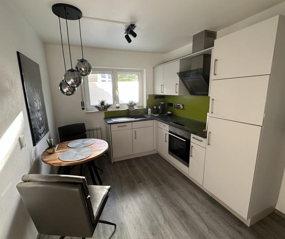 Kitchen or kitchenette, Dining area, minibar, stove
