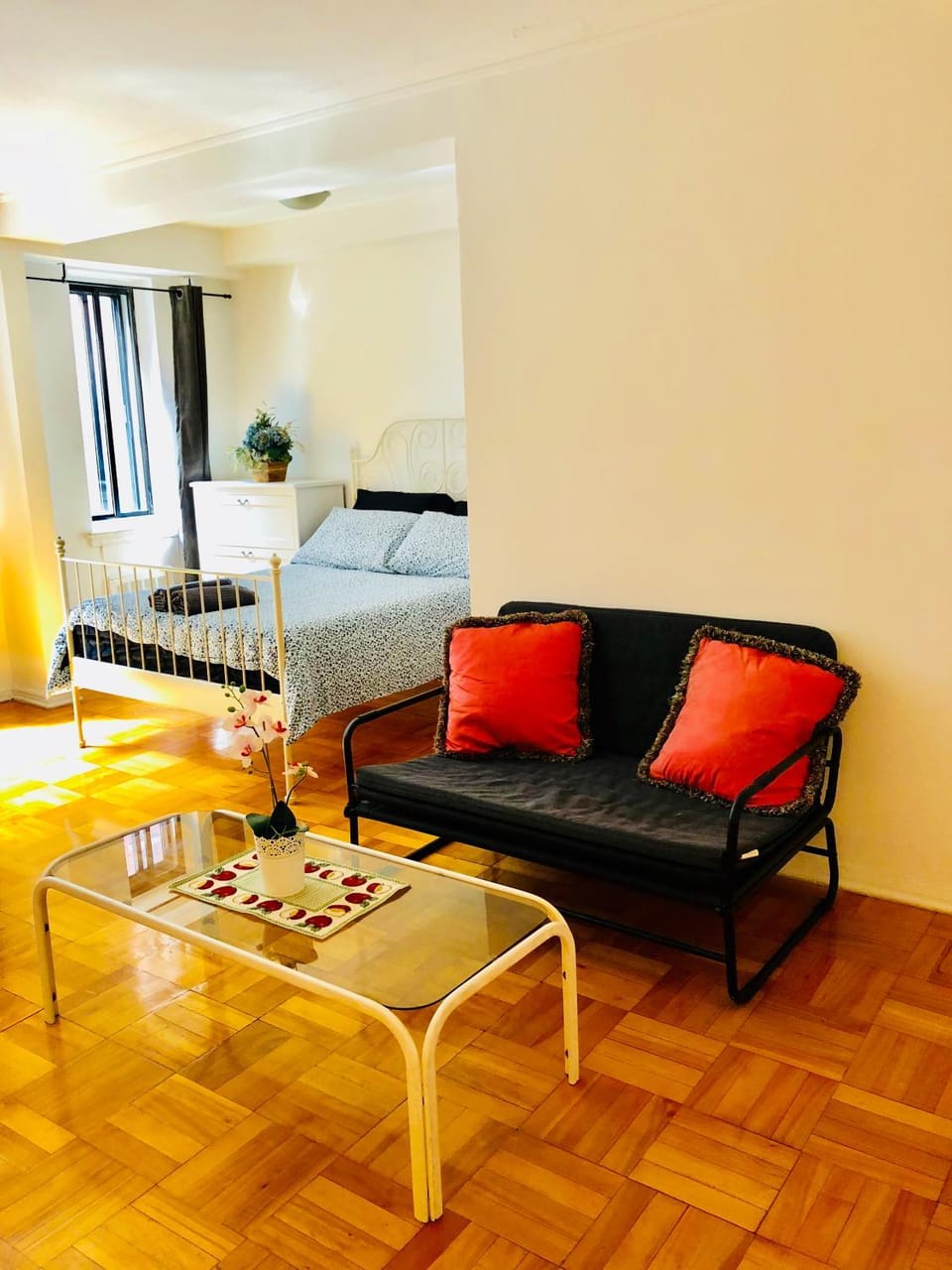 Stylish Montreal Apartment: Comfortable Stay in the Golden Square Mile Apartment in Montreal