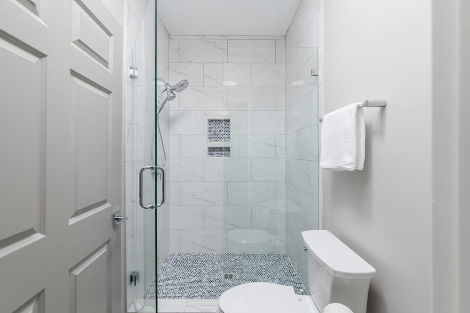Shower, Toilet, Bathroom, towels