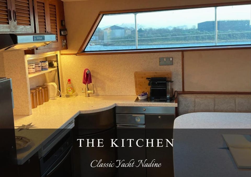 Kitchen or kitchenette, minibar, oven, pet friendly, stove, toaster