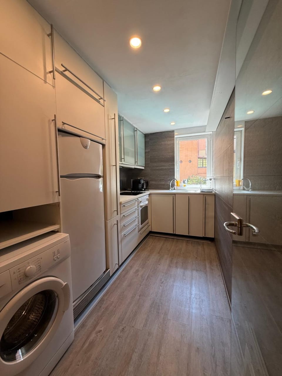 Kitchen or kitchenette, oven, washing machine
