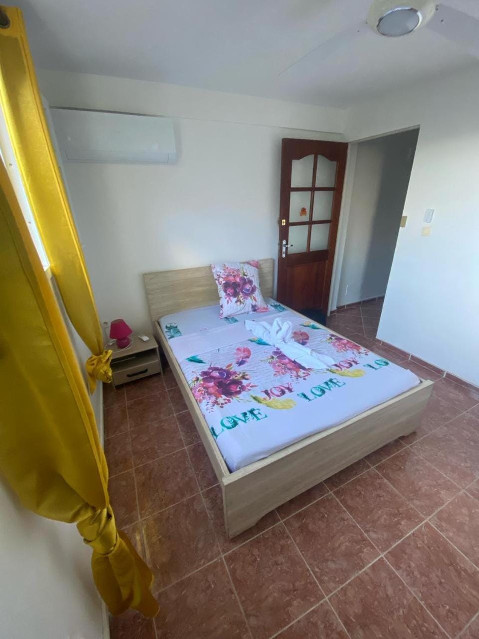 Bed, Photo of the whole room, air conditioner