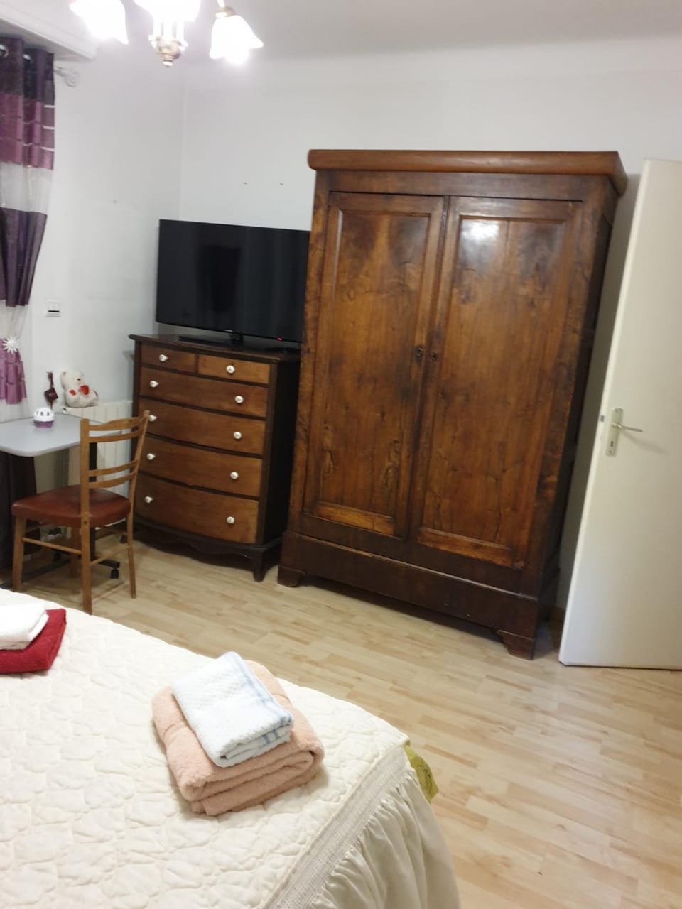 TV and multimedia, Photo of the whole room, Bedroom, towels, wardrobe