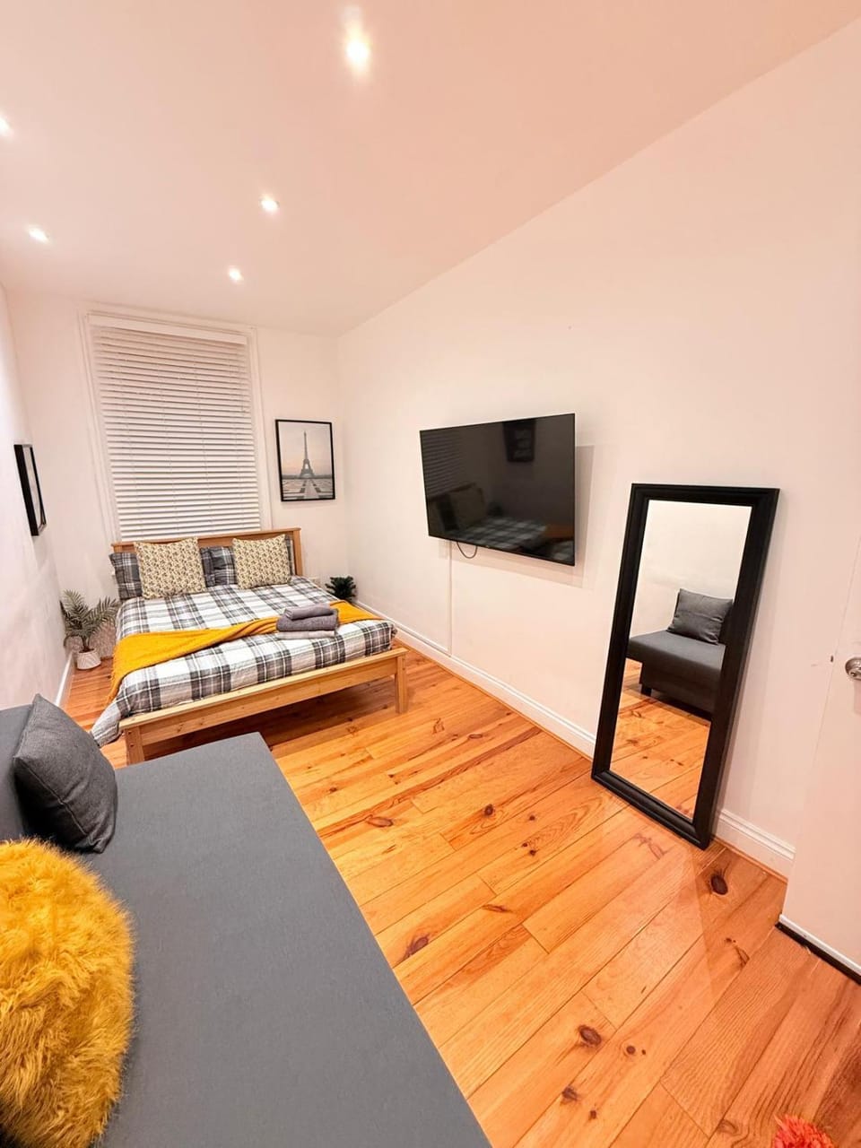 Bed, TV and multimedia, Photo of the whole room