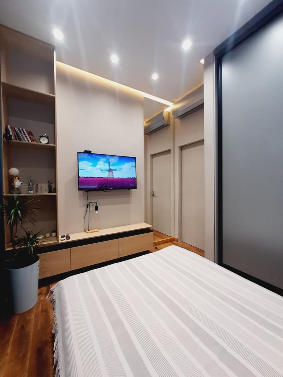 Bed, TV and multimedia, Photo of the whole room, Bedroom, air conditioner