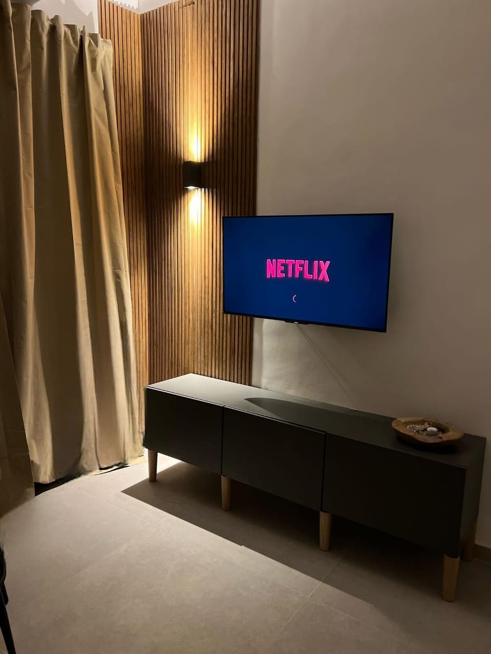 Communal lounge/ TV room, Bed, TV and multimedia, Bedroom