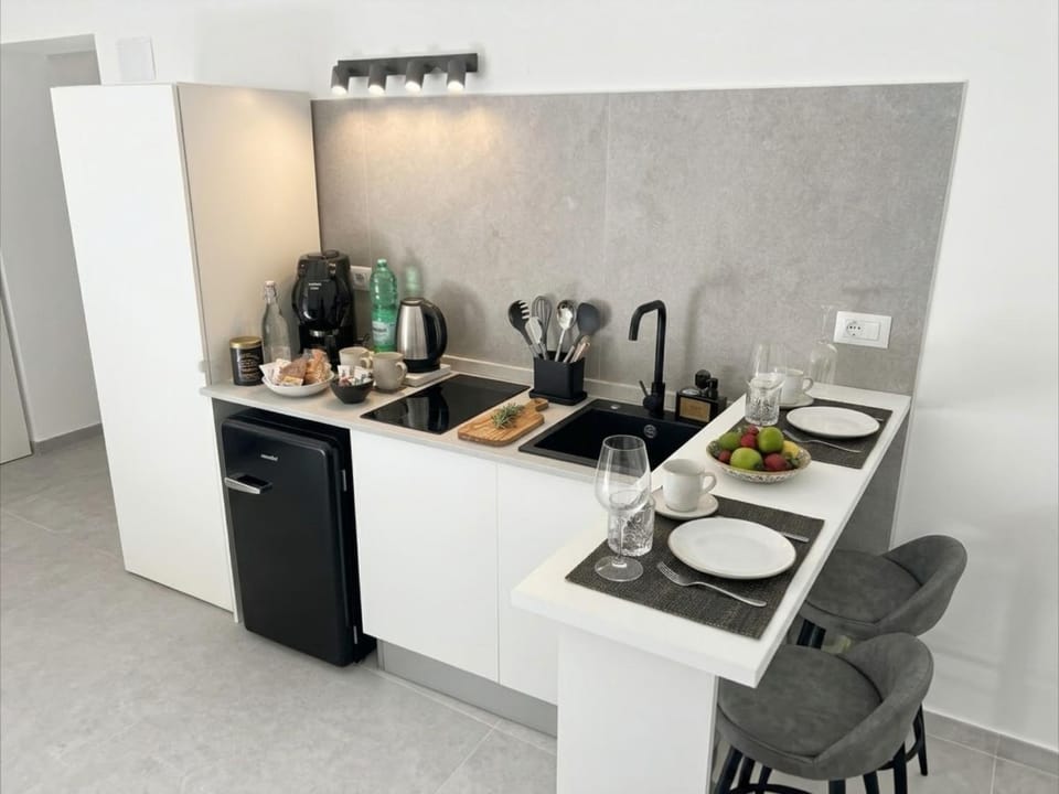 Coffee/tea facilities, Kitchen or kitchenette, Food and drinks, Dining area, minibar, stove