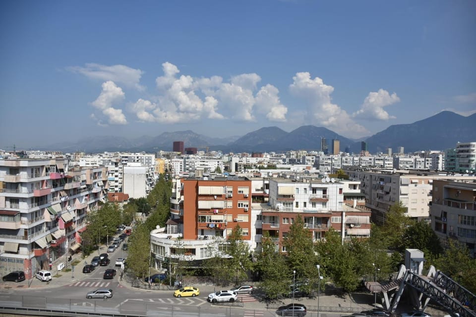 Property building, Nearby landmark, Day, Neighbourhood, Natural landscape, City view, Mountain view, Street view, Location