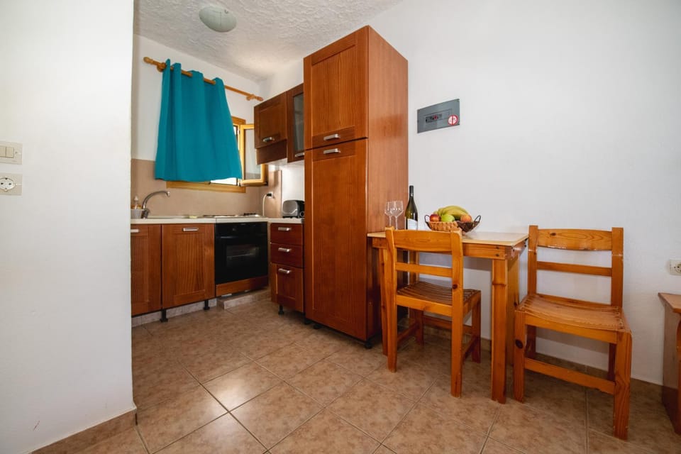 Kitchen or kitchenette, Dining area, minibar, stove