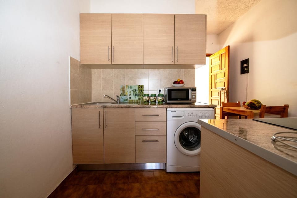 Facade/entrance, minibar, washing machine