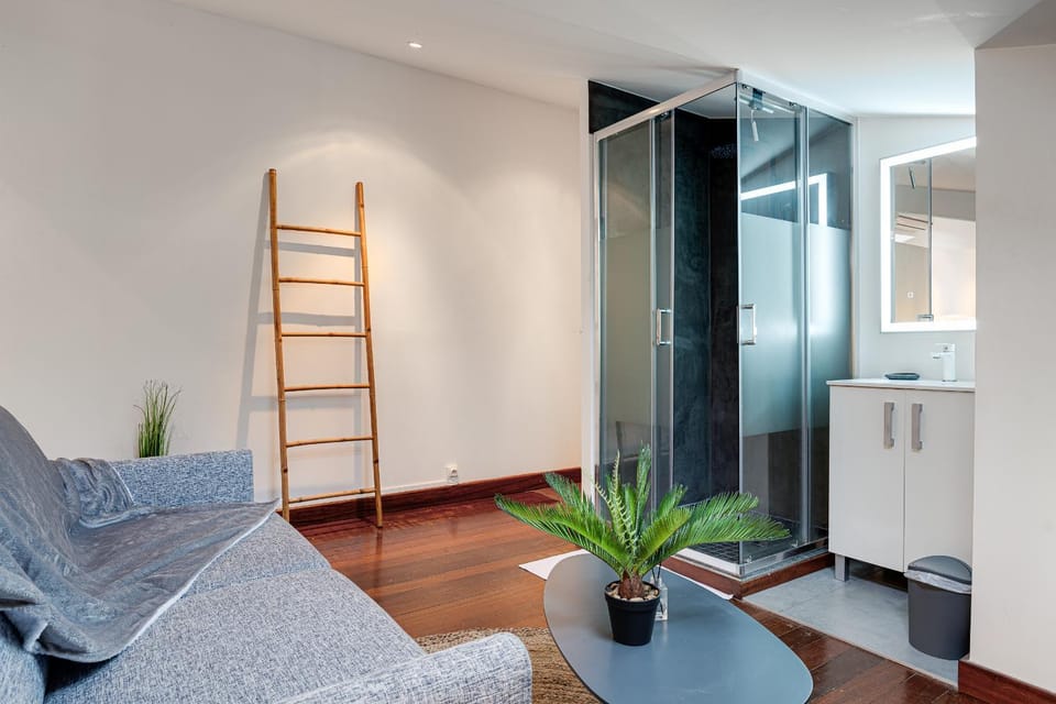Shower, Seating area