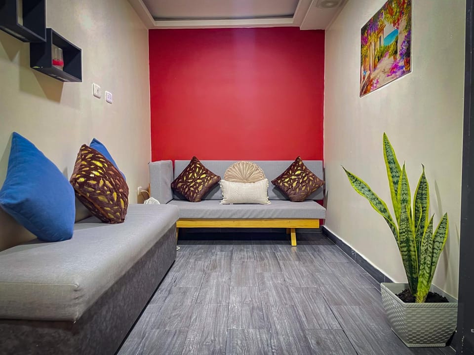 Red apartment excelente ubicacion Laurles Los molinos Apartment in Medellin