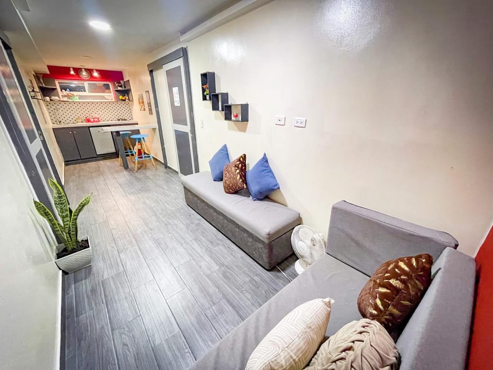 Red apartment excelente ubicacion Laurles Los molinos Apartment in Medellin