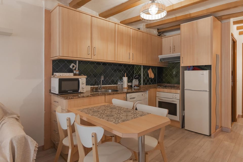 Kitchen or kitchenette, Dining area, dishwasher, oven, stove, toaster