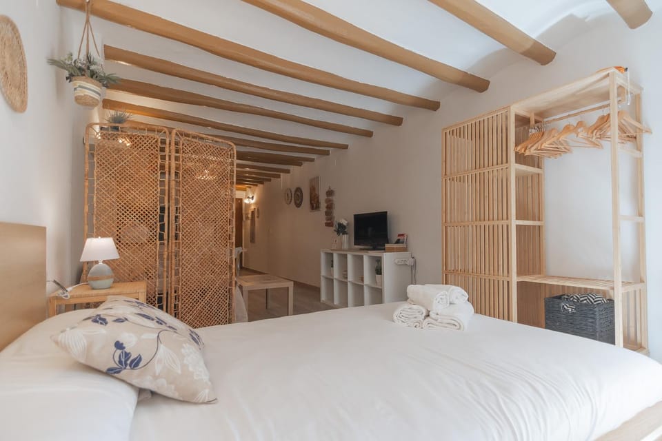 Bed, TV and multimedia, Photo of the whole room, Bedroom