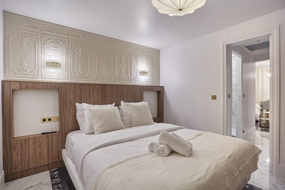 Bed, Bedroom, towels