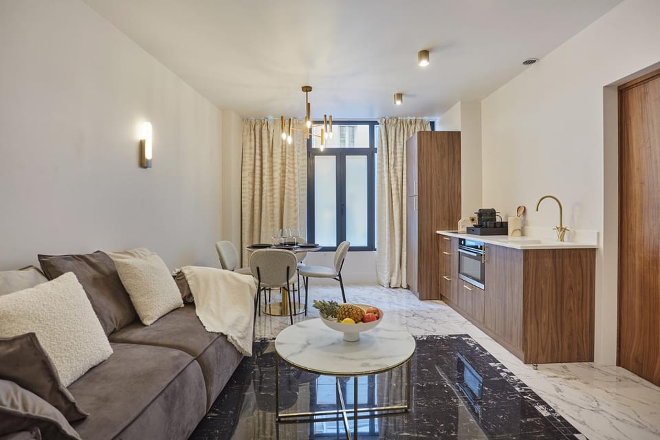 Coffee/tea facilities, Kitchen or kitchenette, Living room, Seating area, Dining area