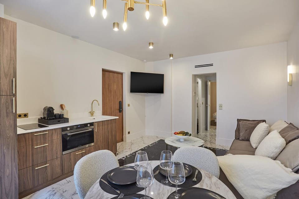 TV and multimedia, Kitchen or kitchenette, Living room, Seating area, Dining area, stove