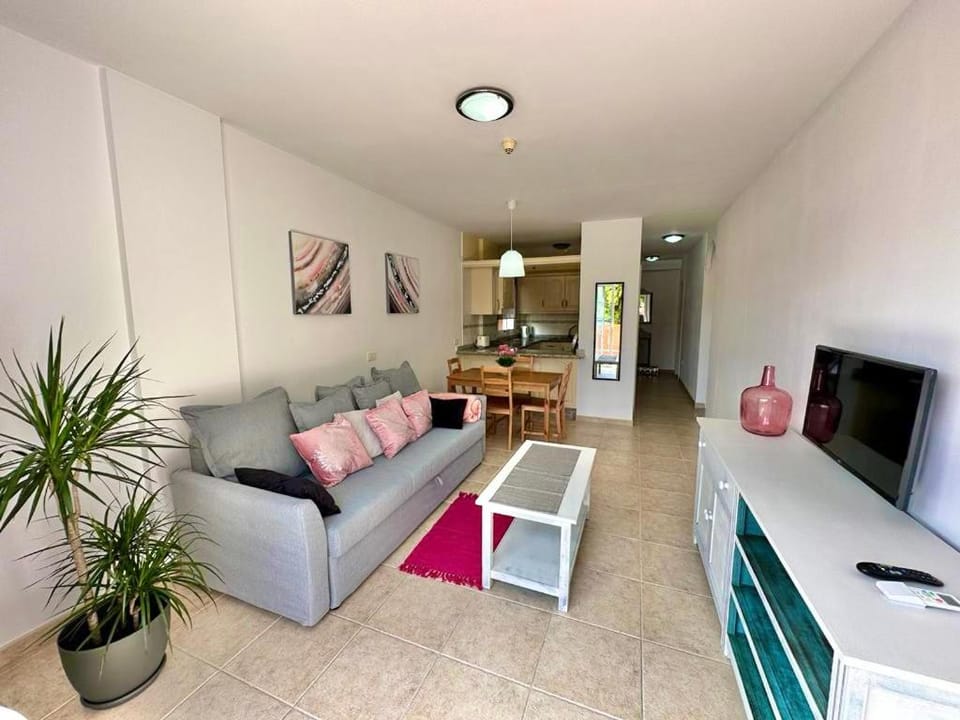 Communal lounge/ TV room, TV and multimedia, Kitchen or kitchenette, Living room, Seating area, Dining area, Evening entertainment