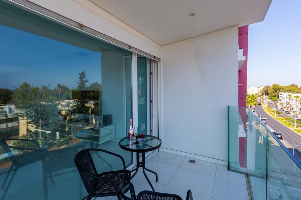 Modern seafront apartment Apartment in Germasogeia