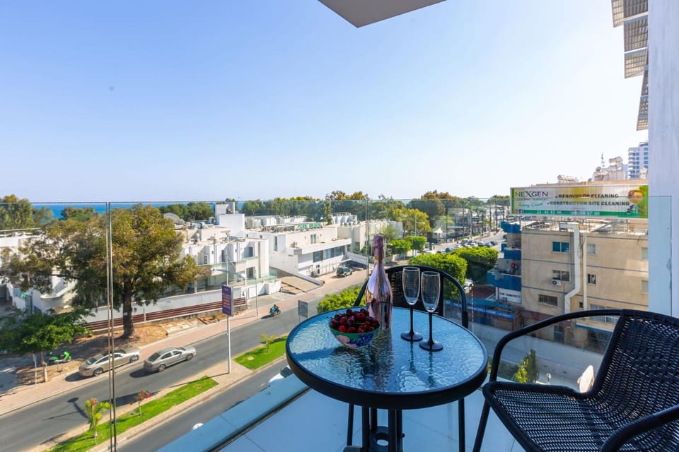 Modern seafront apartment Apartment in Germasogeia