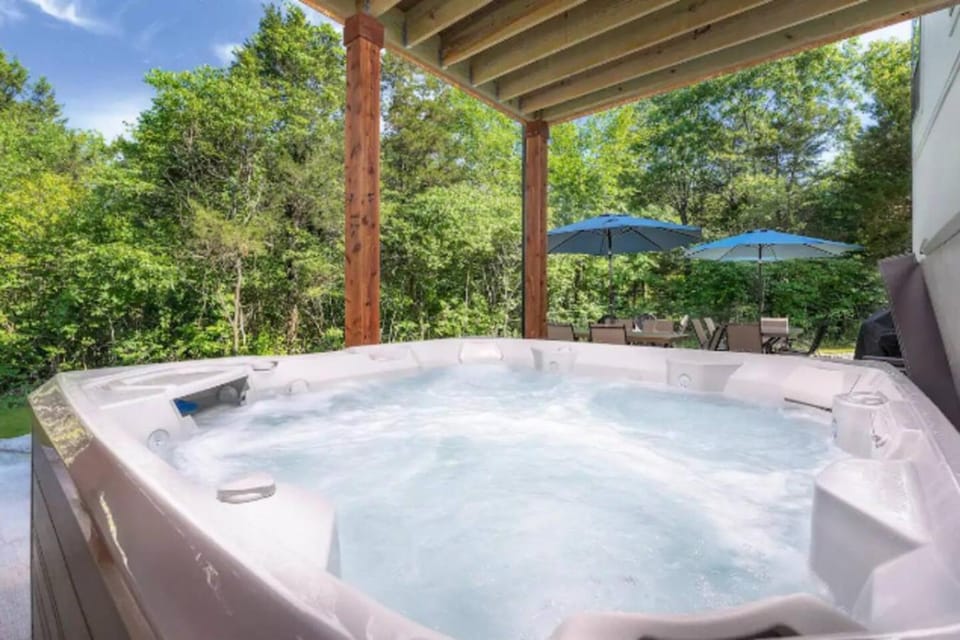 SPACIOUS 8 BR FAMILY HOME with Fun Room & Hot Tub House in Ridgedale