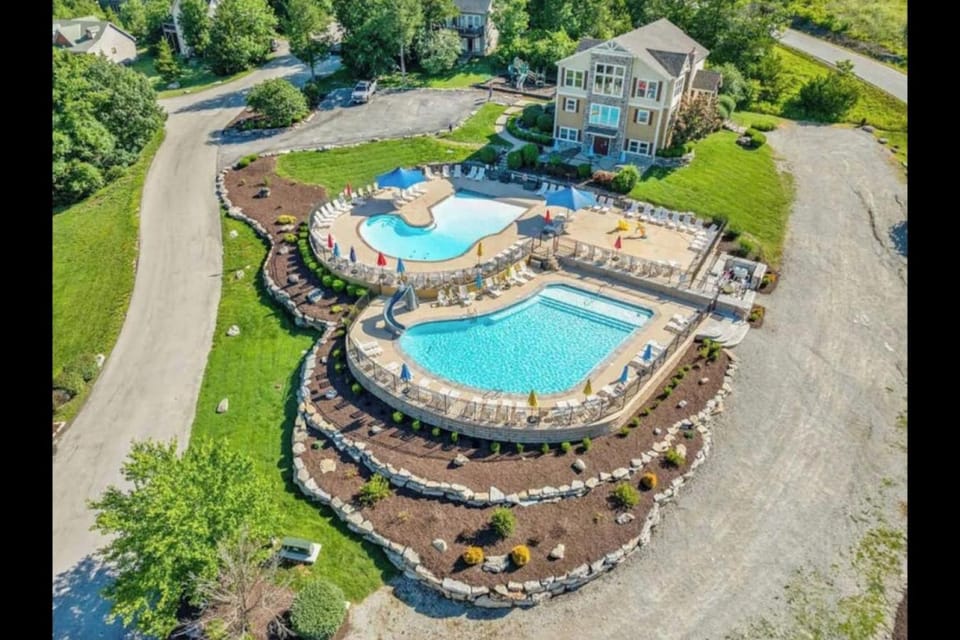 SPACIOUS 8 BR FAMILY HOME with Fun Room & Hot Tub House in Ridgedale