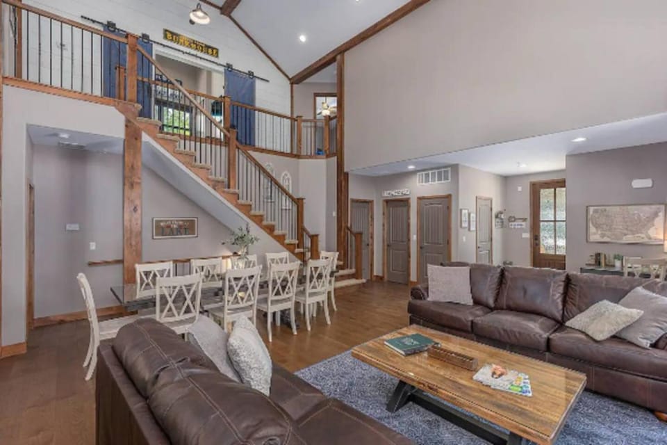 SPACIOUS 8 BR FAMILY HOME with Fun Room & Hot Tub House in Ridgedale