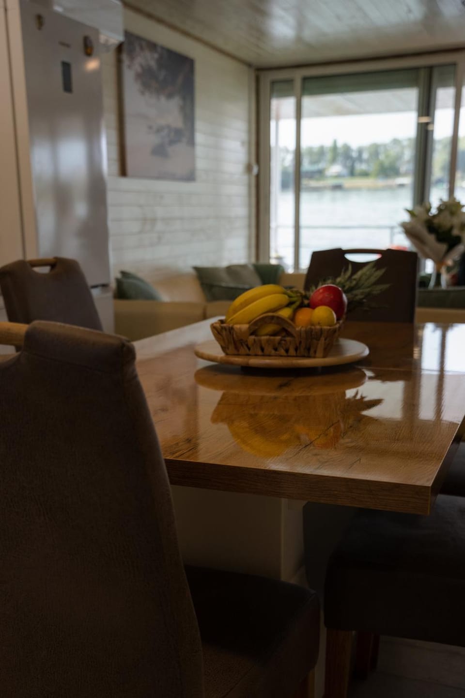 Living room, Food and drinks, Seating area, Dining area, Food