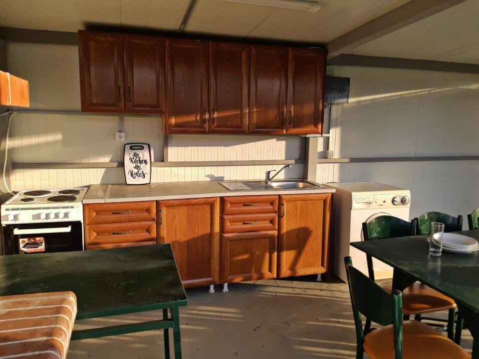 BBQ facilities, Kitchen or kitchenette, Dining area, oven, stove, Internal: Not applicable to any particular room