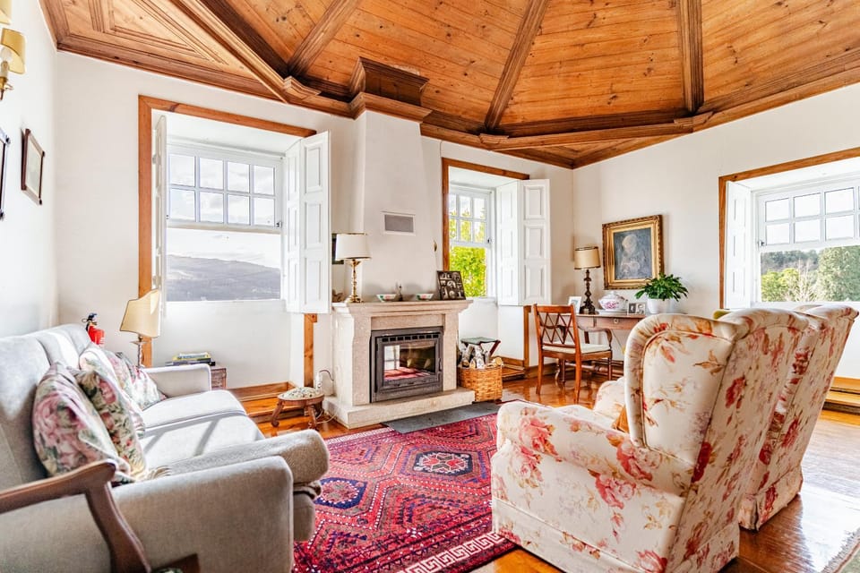 Seating area, fireplace, fireplace, flat iron