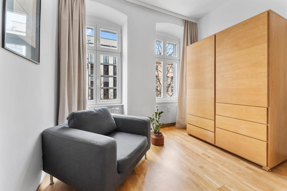 Seating area, Bedroom, wardrobe