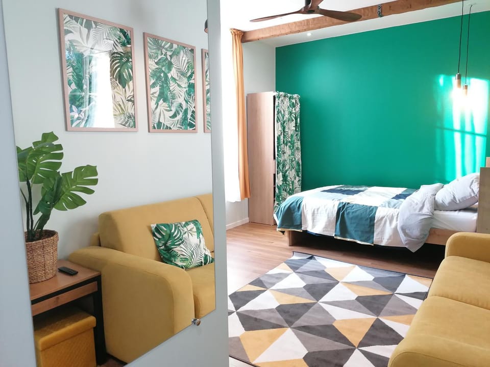Bed, Living room, Photo of the whole room, Bedroom, fireplace