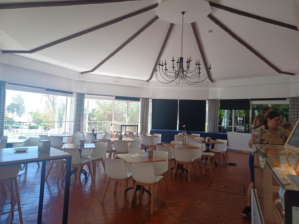Restaurant/places to eat, Seating area, Breakfast