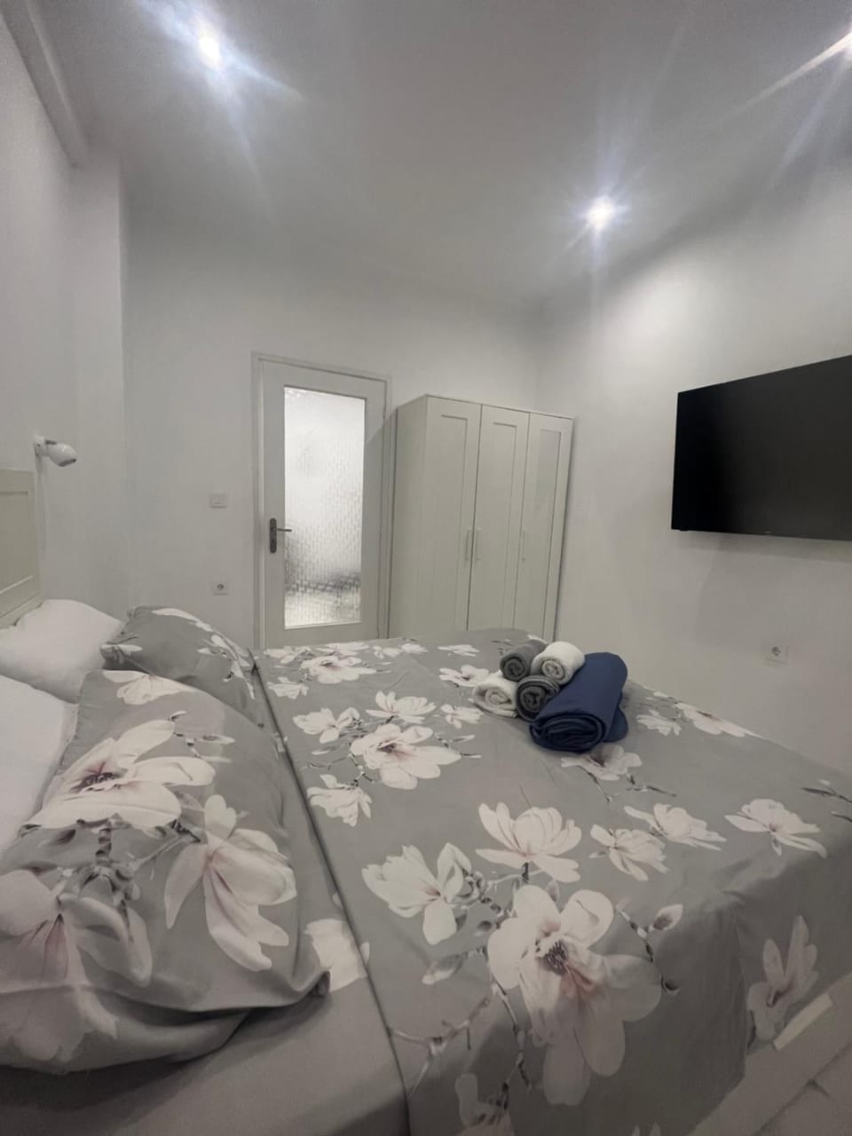 Bed, TV and multimedia, Photo of the whole room, Bedroom, towels, wardrobe