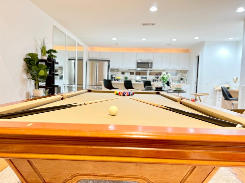 Luxe 3 Story Townhome with Downtown View Near NRG Stadium Centrally Located Walkable To Popular Restaurants sleeps 8 House in Houston