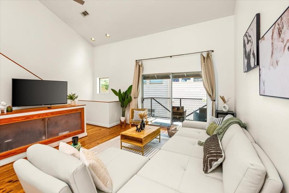 Luxe 3 Story Townhome with Downtown View Near NRG Stadium Centrally Located Walkable To Popular Restaurants sleeps 8 House in Houston