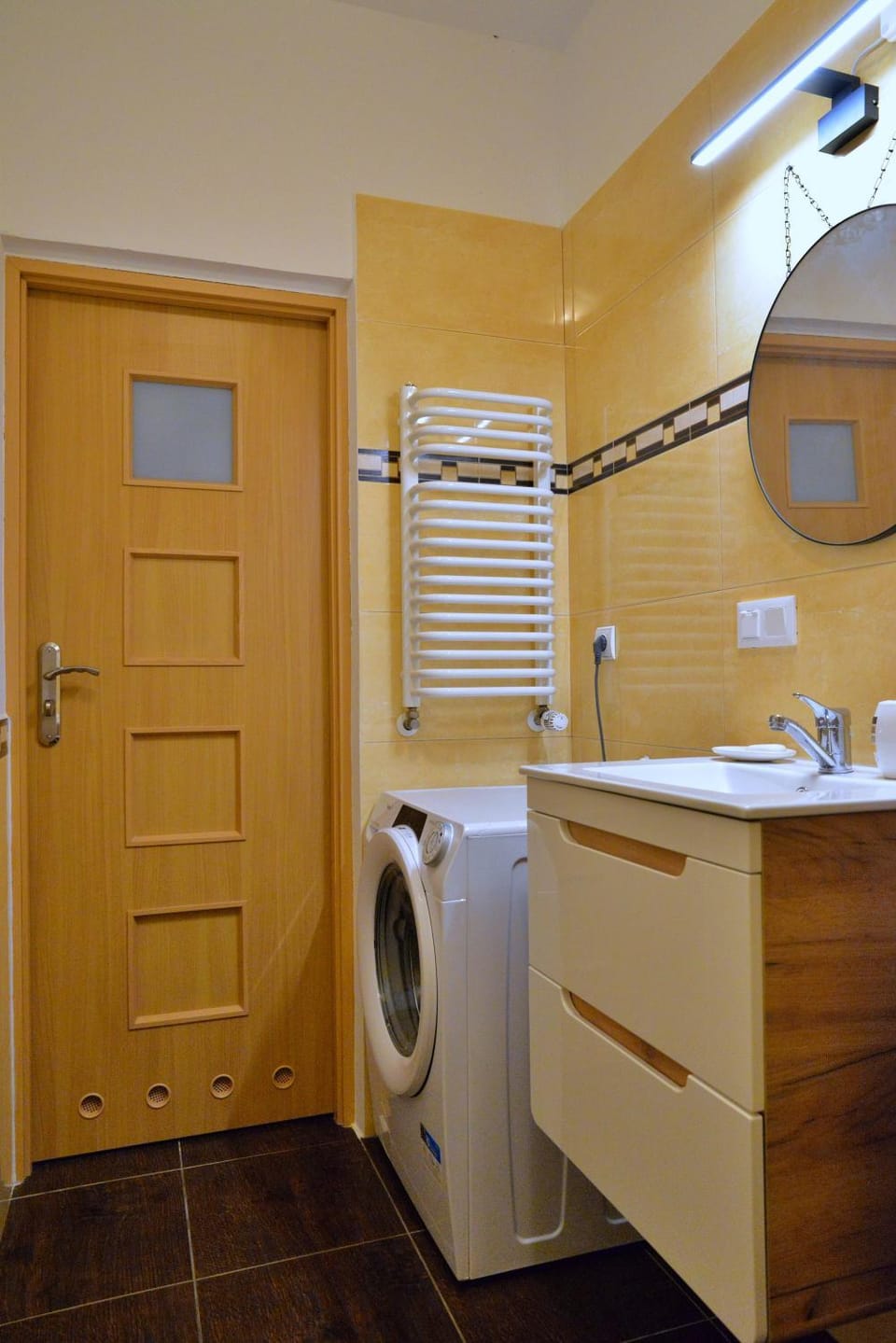 Bathroom, towels, washing machine