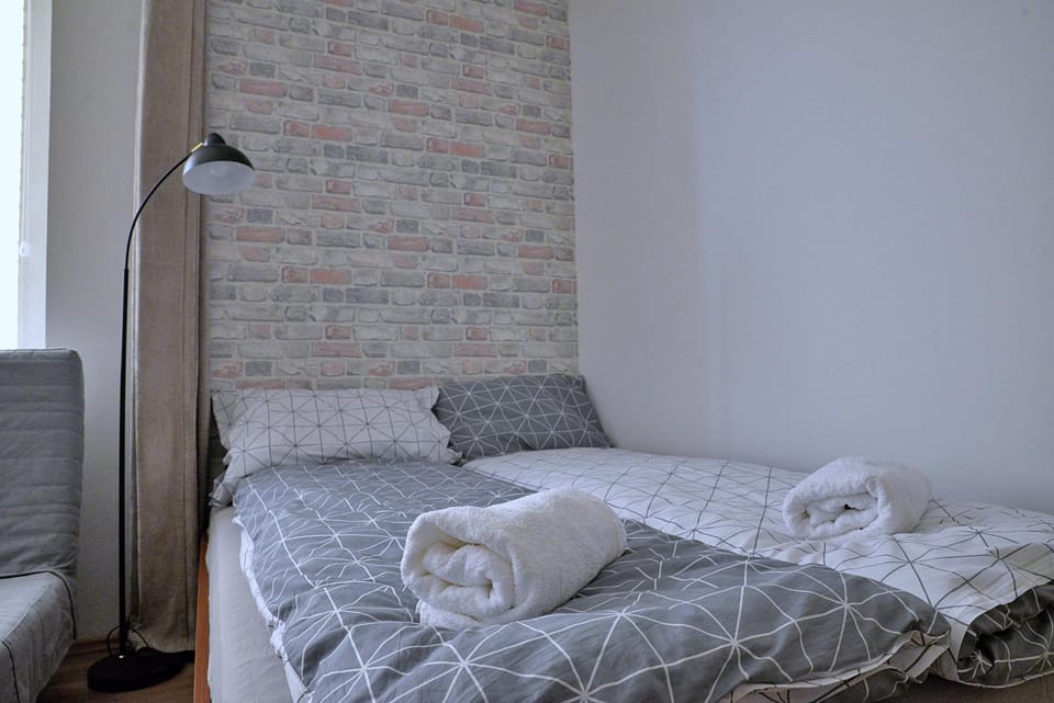 Bed, towels