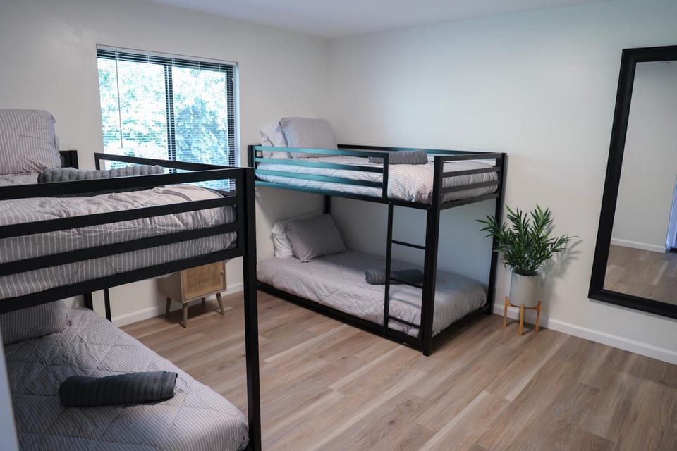 5-BR Serene Retreat Near CLE* Dogs welcome! House in Middleburg Heights