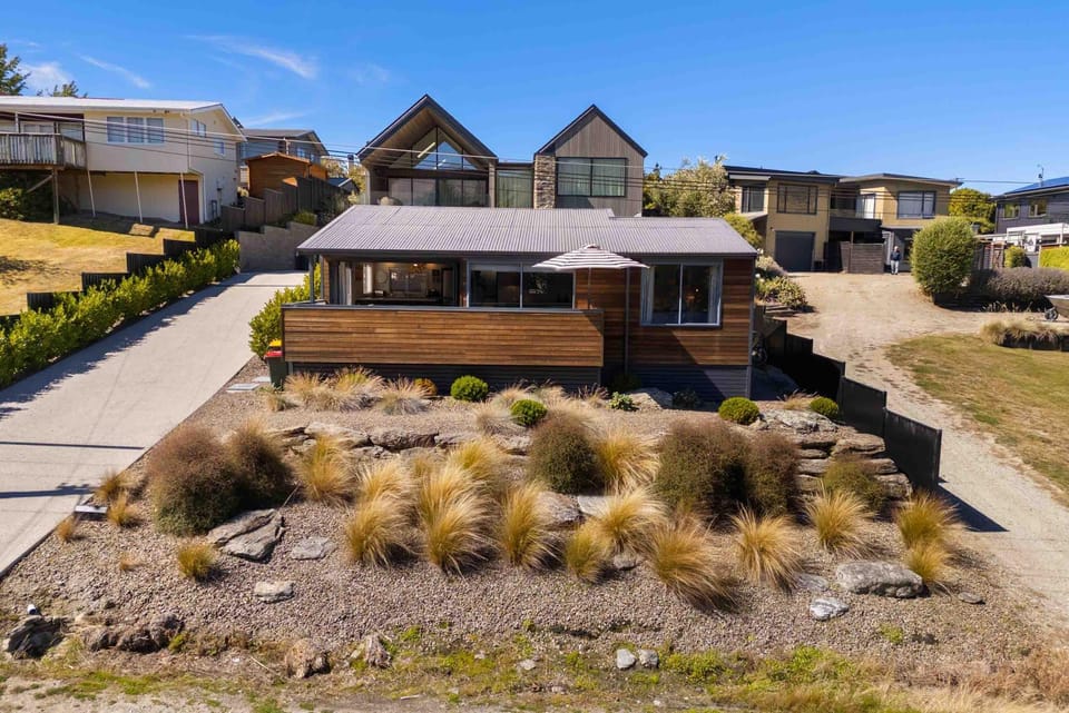 Cosy 2-Bedroom Cottage with Balcony & BBQ House in Wanaka