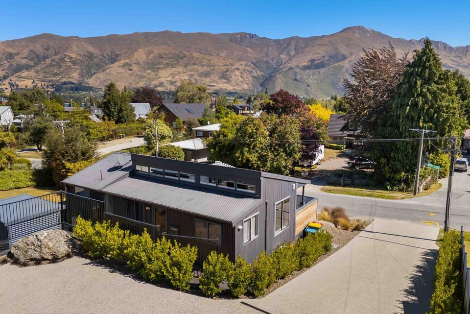 Cosy 2-Bedroom Cottage with Balcony & BBQ House in Wanaka