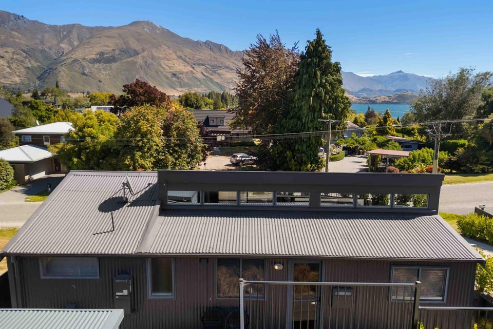 Cosy 2-Bedroom Cottage with Balcony & BBQ House in Wanaka