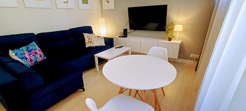 Bed, TV and multimedia, Living room, Photo of the whole room, Seating area, Dining area, Bedroom