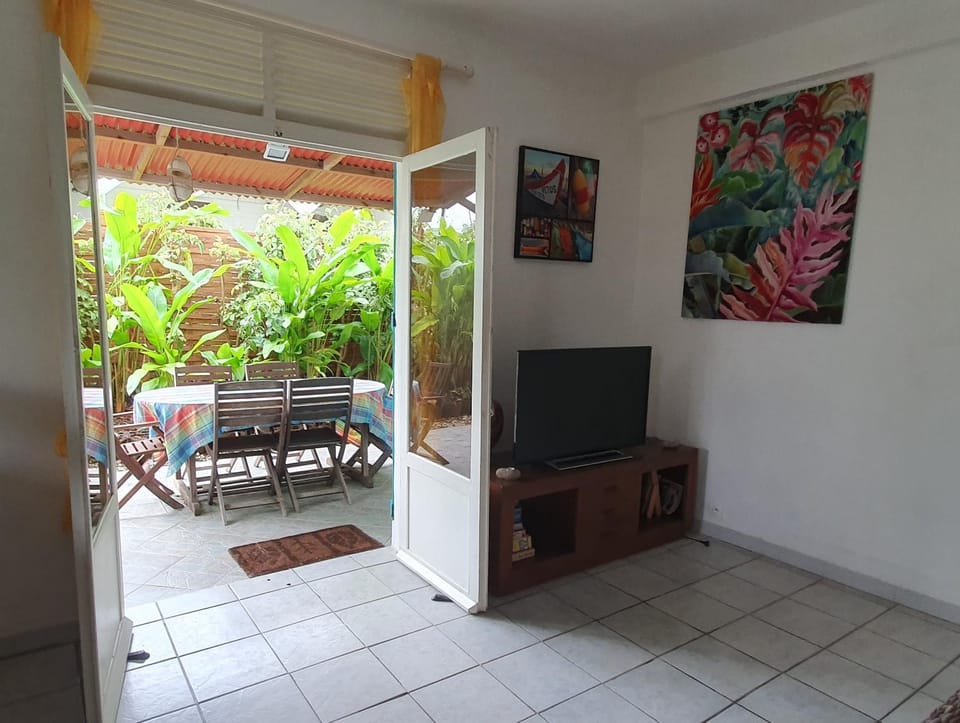 Communal lounge/ TV room, Garden, TV and multimedia, Garden view